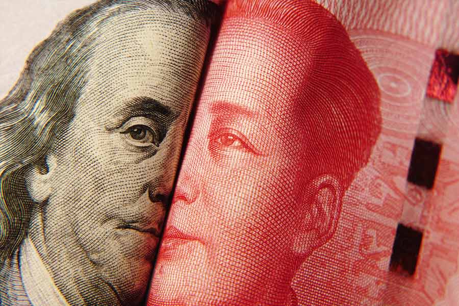 আমেরিকান ডলারকে টপকে বিশ্বের নানা প্রান্তে তাদের মুদ্রার চল বৃদ্ধি করার মতলবে দীর্ঘ দিন ধরেই চেষ্টা চালাচ্ছে চিন। বিশেষত, আমেরিকার নিষেধাজ্ঞার সুযোগে রাশিয়ান তেলের বাজারে ইউয়ানের আধিপত্য প্রতিষ্ঠা করতে চায় তারা।