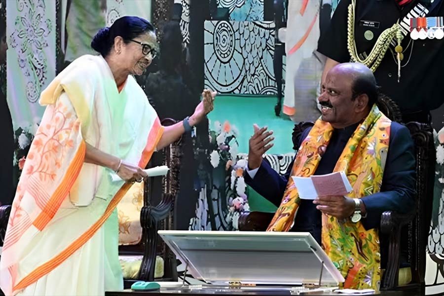 হাতেখড়ির দিনে মুখ্যমন্ত্রী এবং রাজ্যপাল। সে দিনের একই বৃন্তে দু’টি কুসুম এখন দুই ভিন্ন মেরুতে দাঁড়িয়ে যুযুধান।