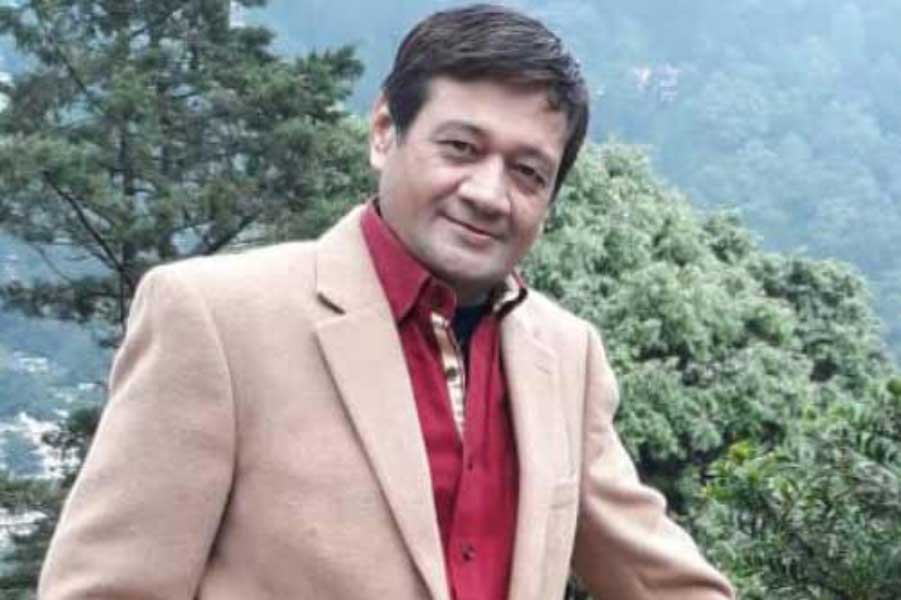 দোকান থেকে বাড়ি ফিরে গিয়ে কিশোর হঠাৎ দেখেন, তাঁর বাড়িতে অভিনেতা মোহন চোটী বসে রয়েছেন। মোহন তাঁর একটি শোয়ে অভিনয়ের প্রস্তাব নিয়ে আসেন কিশোরের কাছে। মোহনের কথামতো তাঁর সঙ্গে কাজ করেন কিশোর।