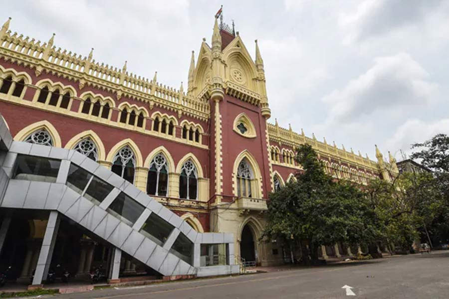 In which path Supreme Court dismissed Calcutta High Court’s order to terminate 32000 primary teachers in West Bengal