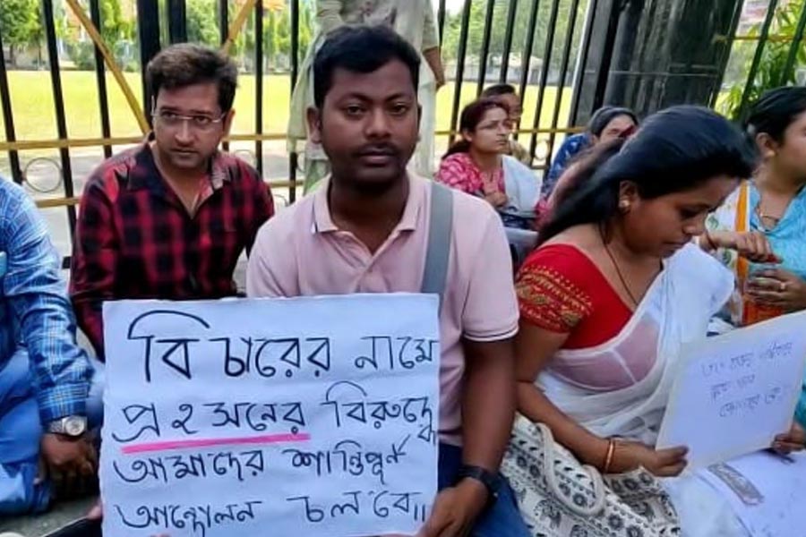 In which path Supreme Court dismissed Calcutta High Court’s order to terminate 32000 primary teachers in West Bengal