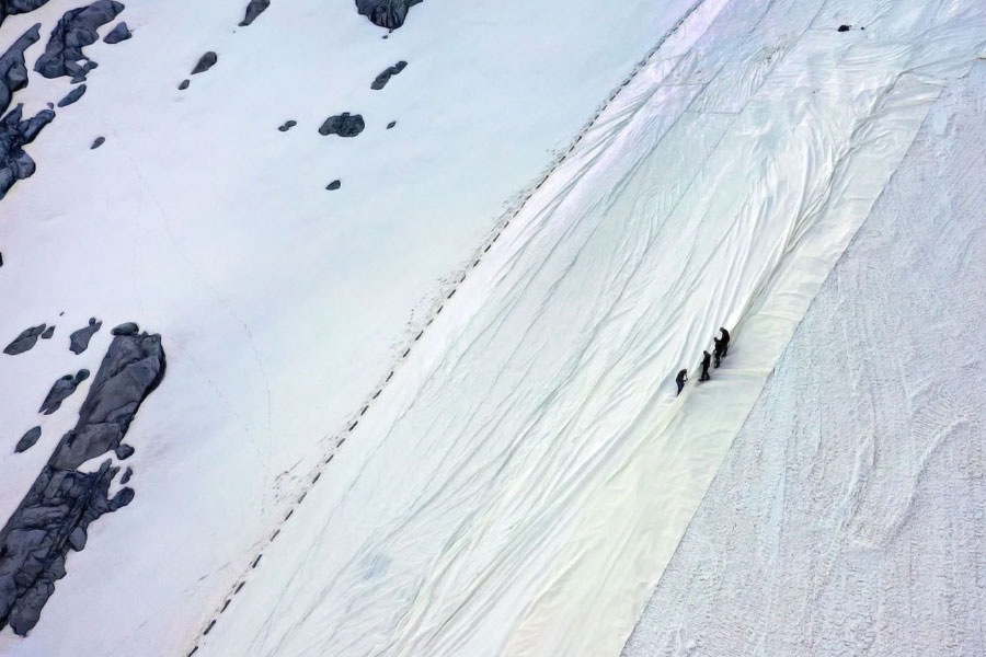 China Scientists covering Dagu Glacier with large sheets