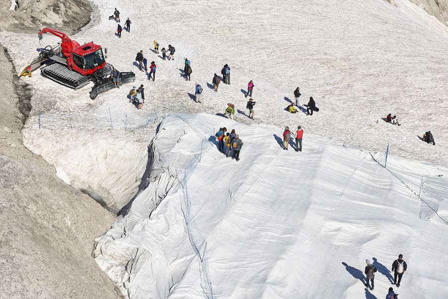 China Scientists covering Dagu Glacier with large sheets