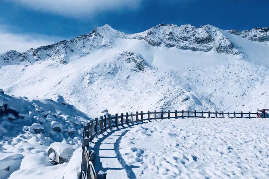 China Scientists covering Dagu Glacier with large sheets