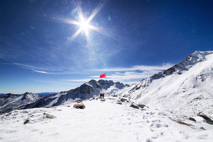 China Scientists covering Dagu Glacier with large sheets