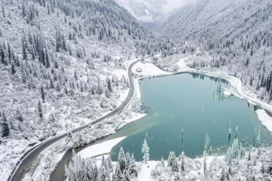 China Scientists covering Dagu Glacier with large sheets