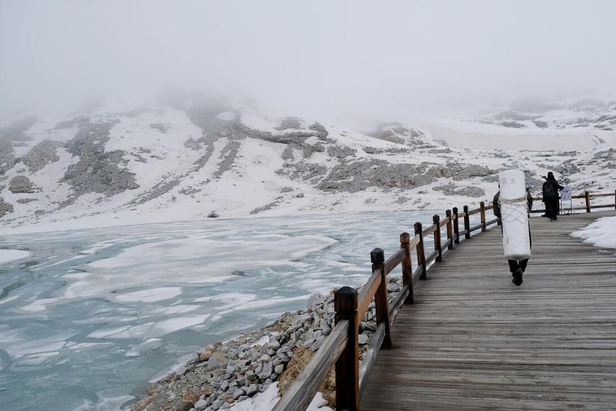 China Scientists covering Dagu Glacier with large sheets