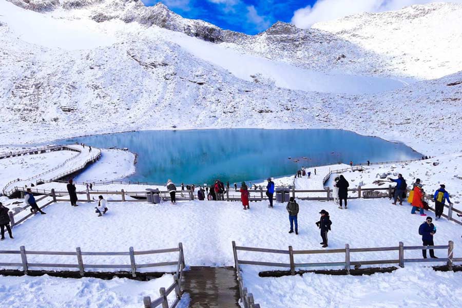 China Scientists covering Dagu Glacier with large sheets