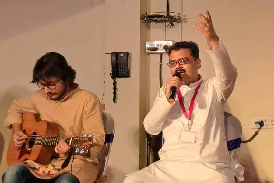 ‘প্রত্যয়’- এর আবাসিক ভাস্কর মিত্রের গানের সঙ্গে গলা মেলালেন শিল্পী স্যমন্তক সিংহ। 