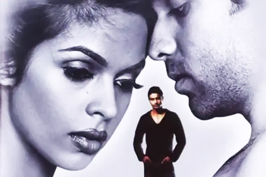 ‘হাউসফুল’-এর মতো কৌতুকরসে পরিপূর্ণ ছবি হোক বা ‘মার্ডার’-এর মতো সাসপেন্স থ্রিলার ঘরানার ছবি, ‘রাজ’-এর মতো ভৌতিক ঘরানার ছবি— বিভিন্ন পর্বে ভিন্ন ভিন্ন চিত্রনাট্যের উপর ছবি বানিয়েও উপার্জনের তালিকায় অনেকটাই নীচে রয়েছে তাঁরা।