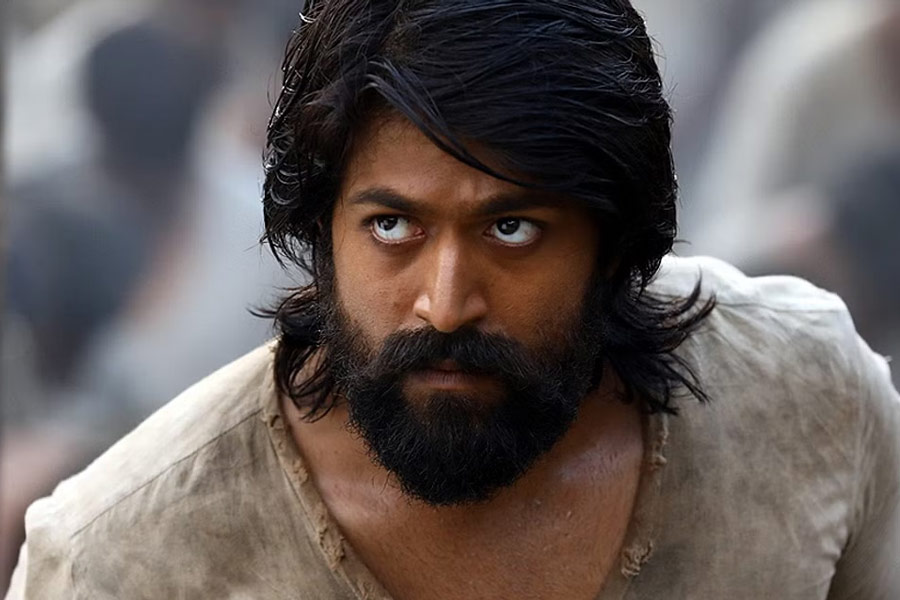 উপার্জনের নিরিখে রোহিতে টপকে গিয়েছেন দক্ষিণী ছবি নির্মাতারা। প্রশান্ত নীলের পরিচালনায় ‘কেজিএফ’ ছবির প্রথম পর্ব মুক্তি পায় ২০১৮ সালে।