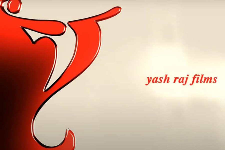 তবে সকলকে টপকে উপার্জনের নিরিখে শীর্ষস্থান অধিকার করে রয়েছে যশরাজ ফিল্মসের প্রযোজনা সংস্থা। চারটি ছবির মাধ্যমে স্পাই ইউনিভার্স গড়ে ২৪২৪ কোটি টাকা উপার্জন করেছে এই সংস্থা।