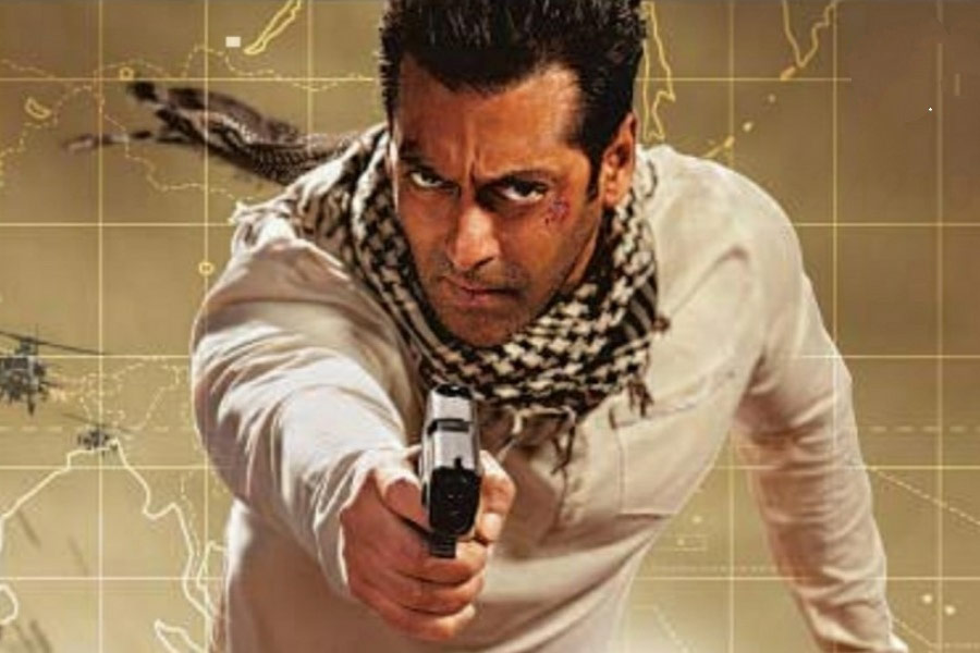 ২০১২ সালে আলি আব্বাস জাফর, মণীশ শর্মা এবং কবীর খানের সহ-পরিচালনায় প্রেক্ষাগৃহে মুক্তি পেয়েছিল ‘এক থা টাইগার’। সলমন খান এবং ক্যাটরিনা কইফের এই ছবির মাধ্যমে স্পাই ইউনিভার্সের সূচনা করে যশরাজ ফিল্মস। ৩২৫ কোটি টাকার ব্যবসা করে এই ছবিটি।