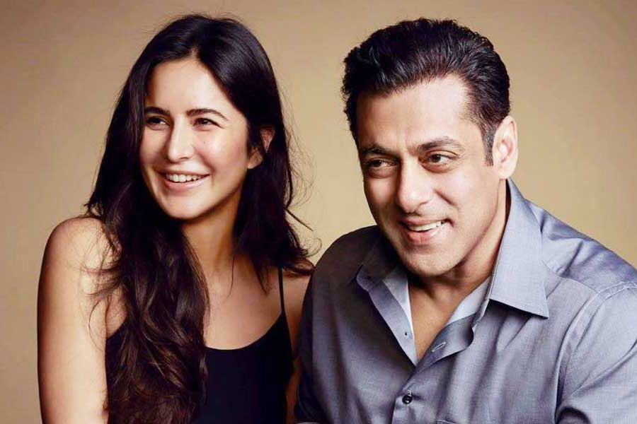 তবে স্পাই ইউনিভার্সের যাত্রা এখানেই শেষ হয়নি যশরাজ ফিল্মসের। চলতি বছরে মুক্তি পাওয়ার কথা রয়েছে সিরিজ়ের পঞ্চম ছবি ‘টাইগার’-এর তৃতীয় পর্বের। সলমন এবং ক্যাটরিনাকে এই ছবিতে অভিনয় করতে দেখা যাবে। বলিপাড়া সূত্রে খবর, এই ছবিতে ক্যামিয়ো চরিত্রে অভিনয় করবেন শাহরুখ।