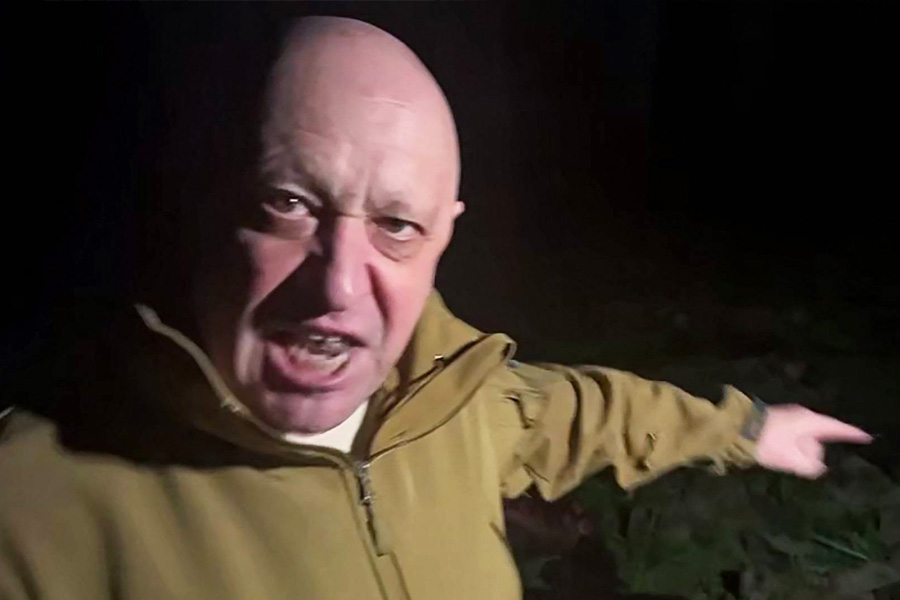 মস্কো দখলের চ্যালেঞ্জ দিয়েছিলেন। কিন্তু তোলপাড় ফেলেও কোনও এক অজ্ঞাত কারণে মাঝপথেই থমকে যায় তাঁর ভাড়াটে সেনাবাহিনী। তার পর থেকেই আর খোঁজ মিলছে না ‘ওয়াগনার’ বাহিনীর মালিক ইয়েভগেনি প্রিগোঝিনের।