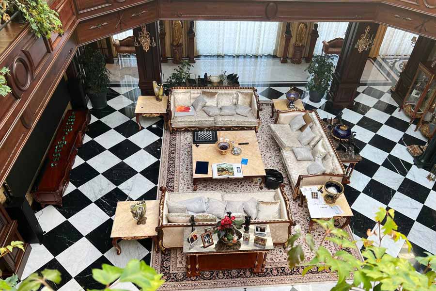 আধুনিক বিশ্বে সম্ভ্রান্ত, অভিজাত এবং প্রভাবশালীদের বাড়িতে একটি জিনিস পাওয়া যাবেই। তা হল চোখধাঁধানো গাড়ির সম্ভার। কিন্তু ‘রুশ অলিগার্ক’ প্রিগোঝিন সে সবের ধার ধারেন না। গাড়ি নয়, তাঁর শখ হল হেলিকপ্টার। আর পাঁচটা ধনী লোকের বাড়িতে যেখানে মিলবে গাড়ি, সেখানে প্রিগোঝিনের ভিলায় সযত্নে রাখা হেলিকপ্টার! 