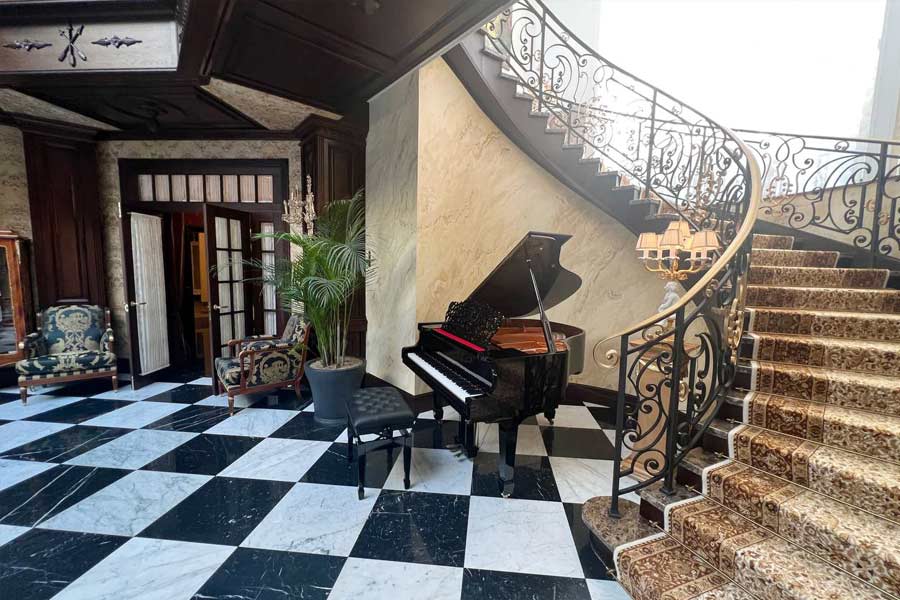 চারপাশে কেয়ারি করা বাগানের মাঝখান দিয়ে শানবাঁধানো লম্বা পথ পেরিয়ে তার পর প্রাসাদ। গাড়ি বারান্দা পেরিয়ে অন্দরমহলে প্রথম যেখানে পা পড়বে, তা হল প্রিগোঝিনের বসার ঘর। দাবা খেলার বোর্ডের আদলে তৈরি চকমেলানো মেঝে। চারপাশে দামি আসবাব। মহার্ঘ কাঠ দিয়ে মোড়া এই ঘরে নিশ্চিন্তে ঘুমোতে পারেন অন্তত একশো জন।