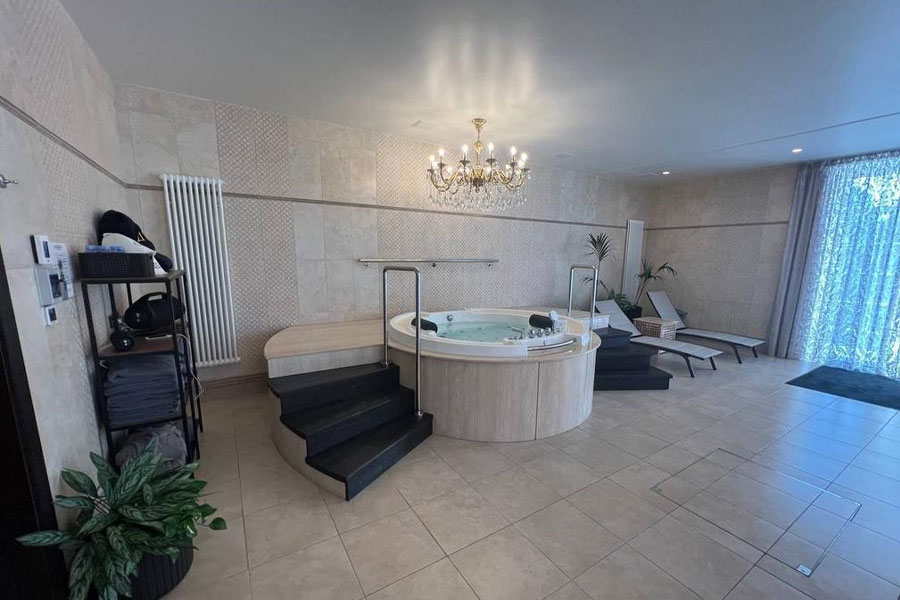 পুলিশের কয়েক জন কর্মী তল্লাশিতে গিয়ে পথ ভুল করে চলে এসেছিলেন ওয়াগনার প্রধানের স্নানঘরে। সেখানে তাঁদের মাথা ঘুরে যাওয়ার জোগাড়। বিশাল আকৃতির স্নানঘরের কোণে মার্বেল পাথরে মোড়া বাথটাব। বাথটাবে পৌঁছনোর জন্য দু’দিকে সিঁড়ি, কালো পাথরে মোড়া। বাথরুমের এক কোণে বিরাট ‘ফ্রেঞ্চ উইনডো’। তার পাশে বসানো দু’টি ডেক চেয়ার। সূর্যের তাপ নিতে নিতে স্নানের আদর্শ স্থান।