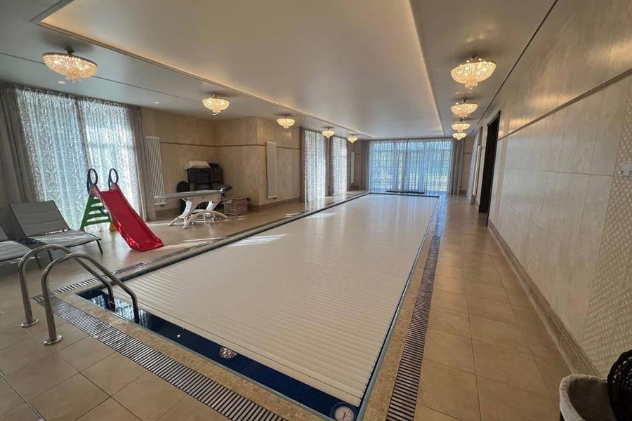 চানঘরে স্নানে মন না চাইলে রয়েছে সুইমিং পুলও। ইনডোর পুলে জলের উচ্চতা বৃদ্ধির কৃত্রিম ব্যবস্থাও মজুত। পুলের ঠিক পাশেই বসানো একটি ‘মাসাজ বেড’। এ পাশে-ও পাশে ছড়ানো আরও গোটা দুই ডেক চেয়ার। রয়েছে ছোটদের খেলা করার খেলনা। রয়েছে জ়াকুজ়িও।