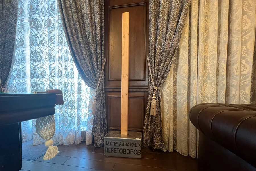 এ বার পুলিশের গন্তব্য ওয়াগনার প্রধানের কাজের ঘর। অর্থাৎ, যে ঘরে বসে কাজকর্ম সামলাতেন প্রোগোঝিন। সেই ঘরের এক দিকে একটি পুল টেবিল। অন্য দিকে কাঠের টেবিলের এক পাশে কালো প্লাস্টিকের প্যাকেটে রাশিয়ার রুবল। গোটা ঘরটি সাজানো বিভিন্ন আকৃতির মানুষের মাথার প্রতিকৃতি দিয়ে।