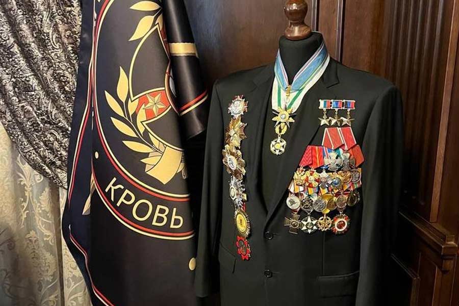 শোয়ার ঘরেরই একটি অংশ সোজা চলে গিয়েছে প্রিগোঝিনের খেলার ঘরে। সেখানে রাখা বিলিয়ার্ড টেবল। রয়েছে একটি অতিকায় হাতুড়িও। অনলাইনে এমন একাধিক ছবি, ভিডিয়ো রয়েছে যেখানে দেখা যাচ্ছে, হাতুড়ি হাতে দাঁড়িয়ে রয়েছেন প্রিগোঝিন। তাঁকে বলতে শোনা যাচ্ছে, উপরমহলের নির্দেশ মেনে সেটি দিয়ে কিছু ক্ষণ আগেই কোনও এক জনকে নিকেশ করেছেন। ফলে তাঁর বাড়িতেও যে হাতুড়ি থাকবে, তাতে আর আশ্চর্য কী!