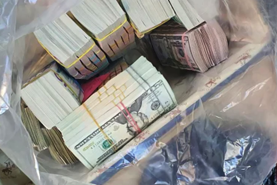 রাশিয়ার সরকারি সংবাদমাধ্যমের দাবি, প্রিগোঝিনের ভিলা থেকে বিপুল নগদ টাকা উদ্ধার হয়েছে। তাদের অনুমান, ৬৫ লক্ষ ডলার অর্থমূল্যের রাশিয়ার মুদ্রা পাওয়া গিয়েছে। যদিও ঠিক কত টাকা উদ্ধার হয়েছে তা স্পষ্ট নয়। তবে থরে থরে সাজানো নোটের বান্ডিল দেখা গিয়েছে প্রকাশিত ছবিতে।