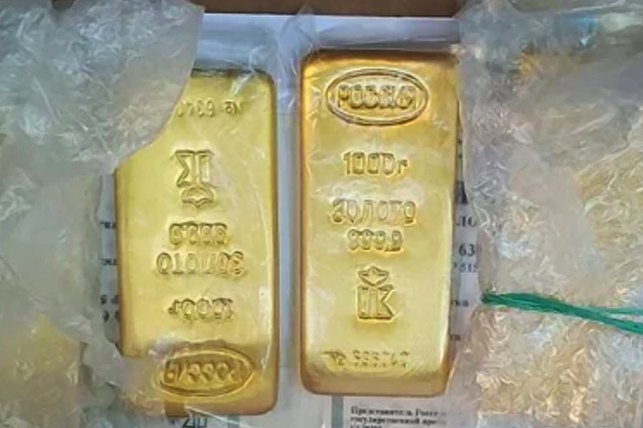 রাশিয়ার সরকারি সংবাদমাধ্যমের দাবি, ওই ভিলা থেকে একাধিক পাসপোর্টও পাওয়া গিয়েছে। সেই পাসপোর্টগুলিতে নাম রয়েছে ওয়াগনার প্রধান প্রিগোঝিনের। কিন্তু প্রতিটিতে ছবি আলাদা আলাদা। এ থেকেই সন্দেহ, প্রিগোঝিন সেজে কি তা হলে অন্যেরাও ঘুরে বেড়াতেন? সে ক্ষেত্রে প্রশ্ন উঠছে, ইদানীং যাঁকে প্রিগোঝিন বলে দাবি করা হচ্ছে, তিনিই আসল লোক তো?