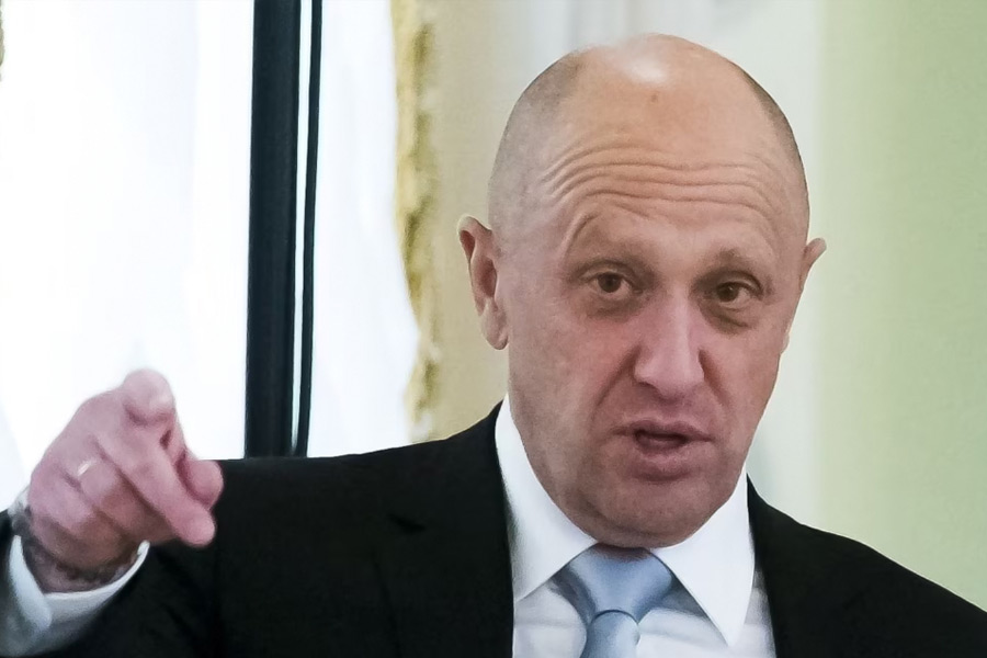 সেই প্রিগোঝিনই দু’সপ্তাহ আগে অসন্তোষের অভিযোগে মস্কো অভিমুখে যাত্রা শুরু করেন। কিন্তু হঠাৎই বিদ্রোহ থামিয়ে বেলারুশের উদ্দেশে রওনা দেন ওয়াগনার নেতা প্রিগোঝিন। কেন পিছু হটেছিলেন তিনি, আজও জানা যায়নি। ওয়াগনার বাহিনী এবং রুশ সরকারের মধ্যে লুকাশেঙ্কো শান্তি সমঝোতা করলেও তিনি কী বুঝিয়েছিলেন, তা-ও অজানা। তা ছাড়া কেনই বা বেলারুশে গেলেন প্রিগোঝিন, তা-ও রহস্য থেকে গিয়েছে। বিদ্রোহ থামার পর থেকে এখন পর্যন্ত প্রকাশ্যে আসেননি প্রিগোঝিন। ফলে প্রশ্ন উঠতে শুরু করেছে, আদৌ বেঁচে আছেন তো ওয়াগনার নেতা?