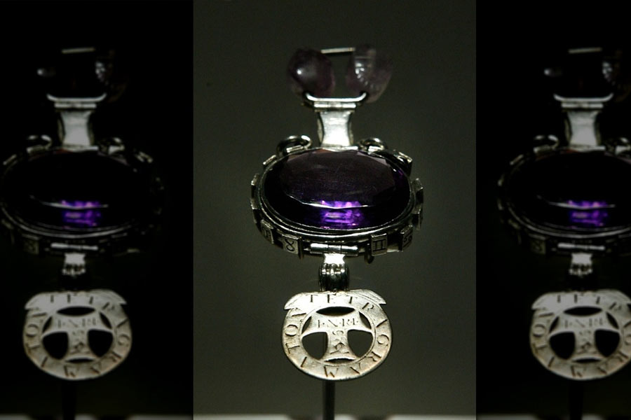 Purple Sapphire of Delhi is said to bring sorrow to whoever possesses it.