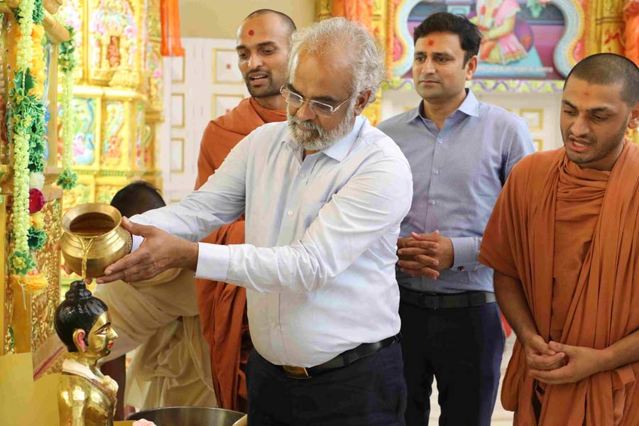 All you need to know about Dravya Dholakia, who chose to work at bakery despite being son of rich father