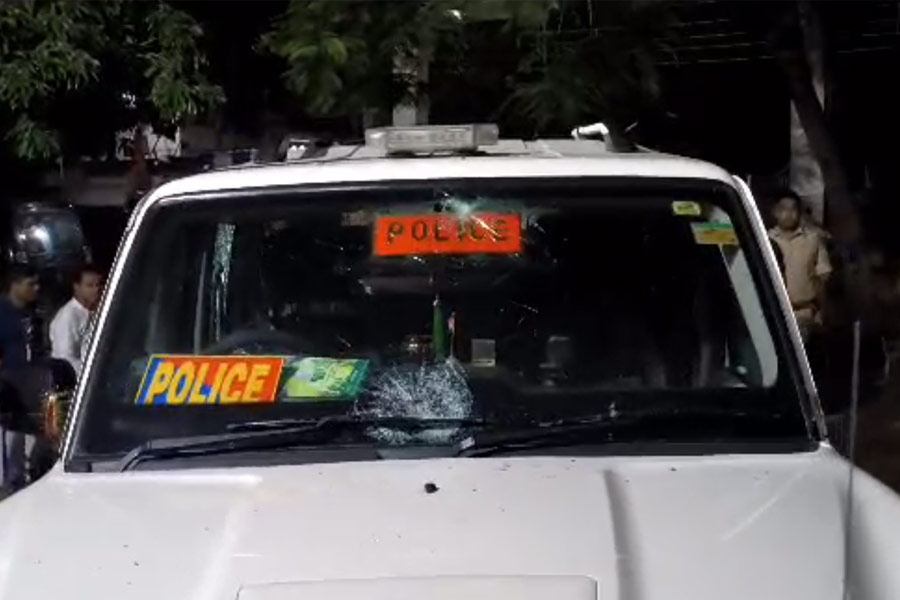 One police officer injured due to stone pelting at Malda