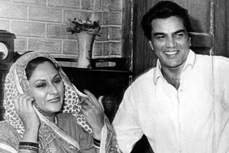 Image of Jaya Bachchan and Dharmendra