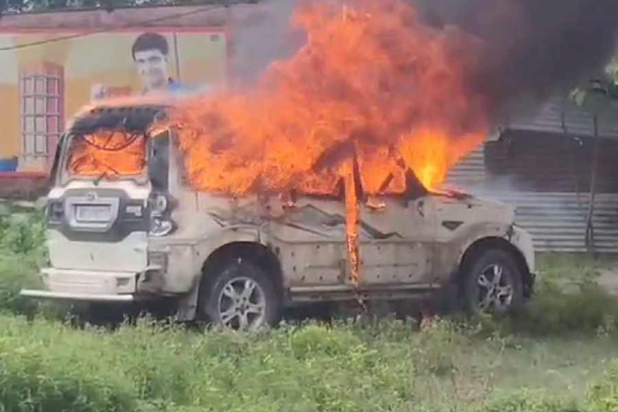 BJP workers ransacked and set fire to car at Chakulia of Uttar Dinajpur