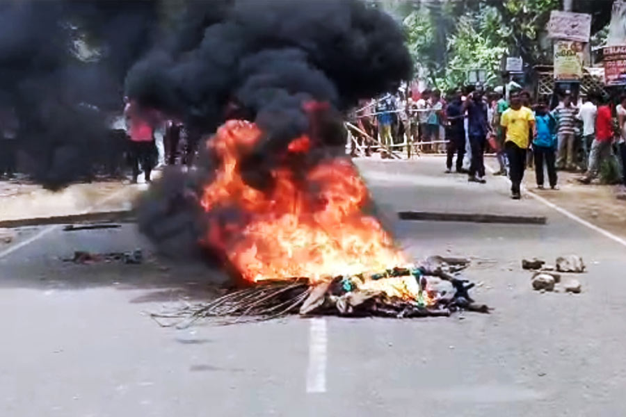 BJP workers blocked road at Nandakumar of Purba Medinipur