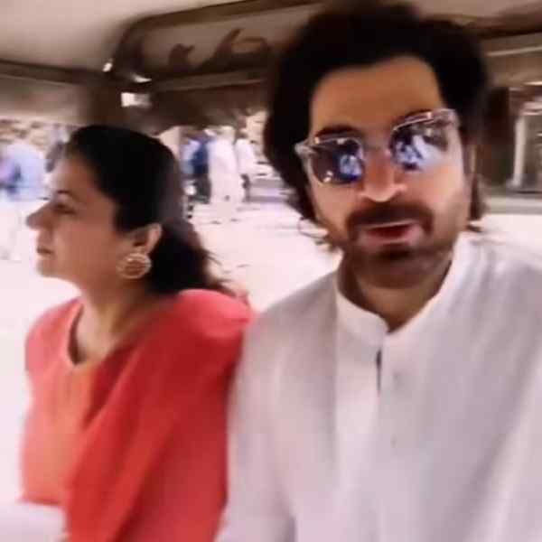 টোটোতে তারকা দম্পতি।