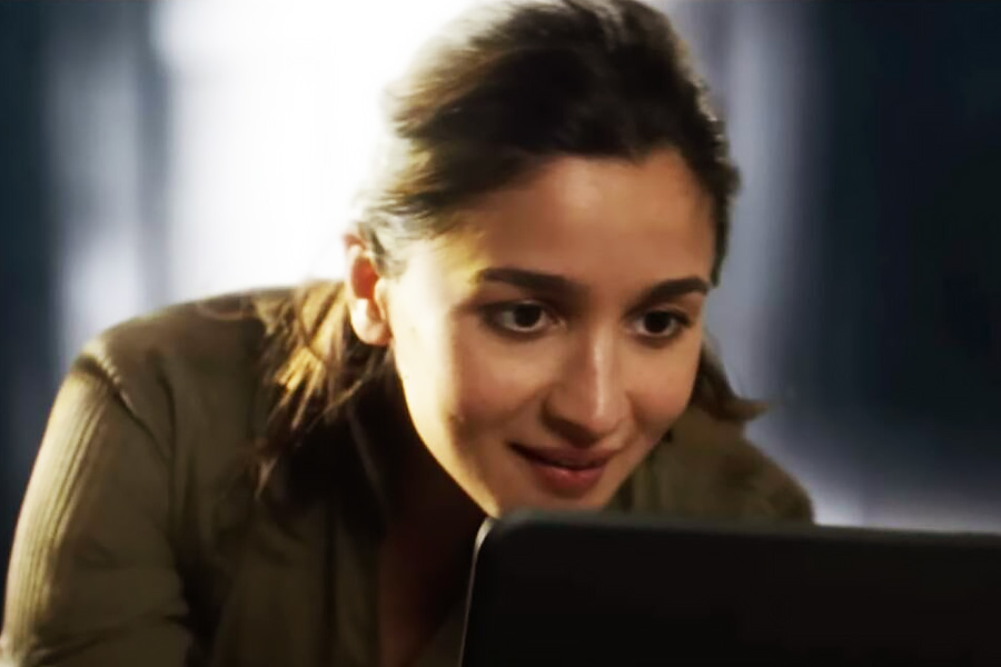 হলিউড ছবিতে অভিনয় করে যেন আলিয়ার কেরিয়ারের মুকুটে নতুন পালক যোগ হল। আলিয়ার আগেও হিন্দি ফিল্মজগতের একাধিক অভিনেত্রীকে হলিউডে পা রাখতে দেখা গিয়েছে।