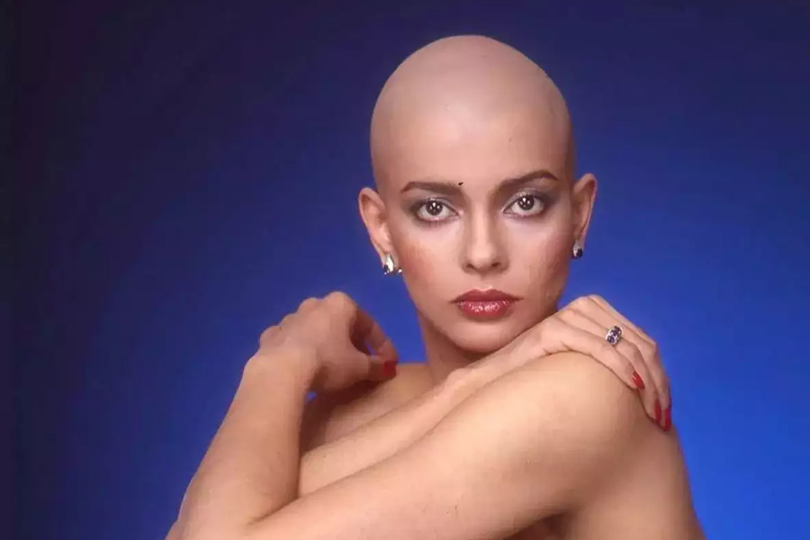 পার্সিসের যখন ১৬ বছর বয়স তখন সৌন্দর্য প্রতিযোগিতায় অংশগ্রহণ করেছিলেন তিনি। তার পর বিভিন্ন নামী সংস্থার প্রচারের মুখ হয়ে ওঠেন পার্সিস। ১৯৬৮ সালে কে এ আব্বাস পরিচালিত ‘বাম্বাই রাত কি বাহোঁ মে’ নামের একটি হিন্দি ছবিতে অভিনয় করেন তিনি।