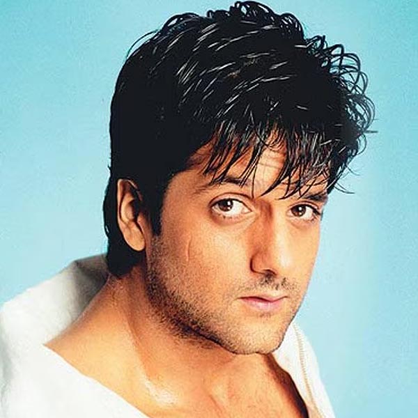 ২০০১ সালে জুহু পুলিশের হাতে গ্রেফতার হন ফারদিন। কিন্তু অভিনেতা জানিয়েছিলেন যে, তিনি মাদক পাচারকাণ্ডের সঙ্গে যুক্ত নন। তিনি এক মাদক ব্যবসায়ীর কাছ থেকে এক গ্রাম কোকেন কিনেছিলেন। মাদককাণ্ডের সঙ্গে ফারদিনের নাম জড়িয়ে যাওয়ায় তাঁর কেরিয়ারের রেখচিত্র ক্রমশ নিম্নমুখী হতে শুরু করে।