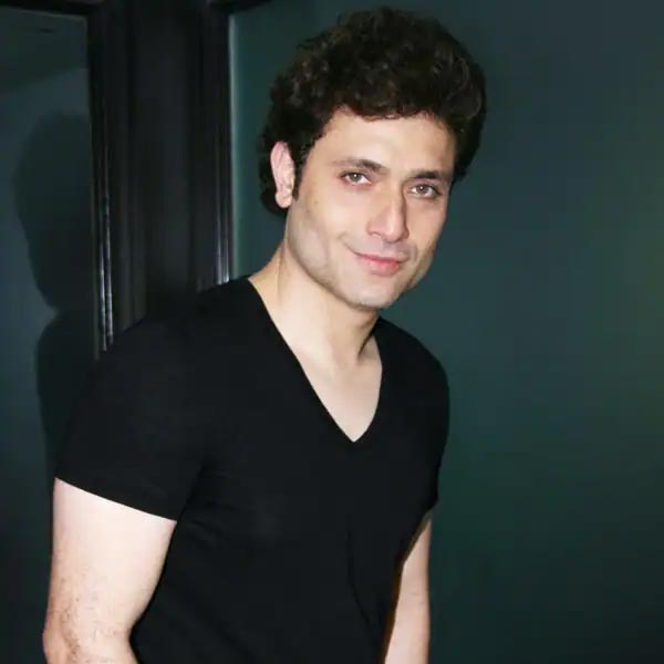 ২০০৫ সালে ‘হাজারোঁ খোওয়াইশে অ্যায়সি’ ছবির মাধ্যমে বলিপাড়ায় নিজের কেরিয়ার শুরু করেছিলেন শাইনি আহুজা। ‘ভুল ভুলাইয়া’, ‘লাইফ ইন অ্যা...মেট্রো’, ‘গ্যাংস্টার’-এর মতো একাধিক হিট ছবি দর্শককে উপহার দিয়েছেন শাইনি। কিন্তু বর্তমানে বলিপাড়া থেকে দূরে রয়েছেন অভিনেতা।