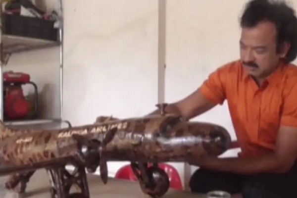 সৃষ্টির সঙ্গে শিল্পী বিজয় কামিলা।