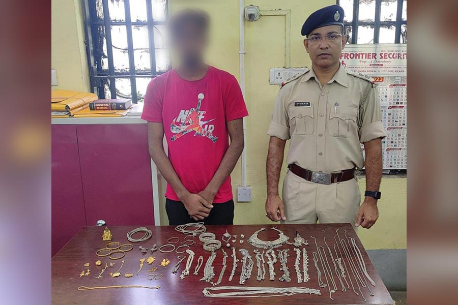 Thief arrested with gold and 1 lakh rupees in Belghoria 