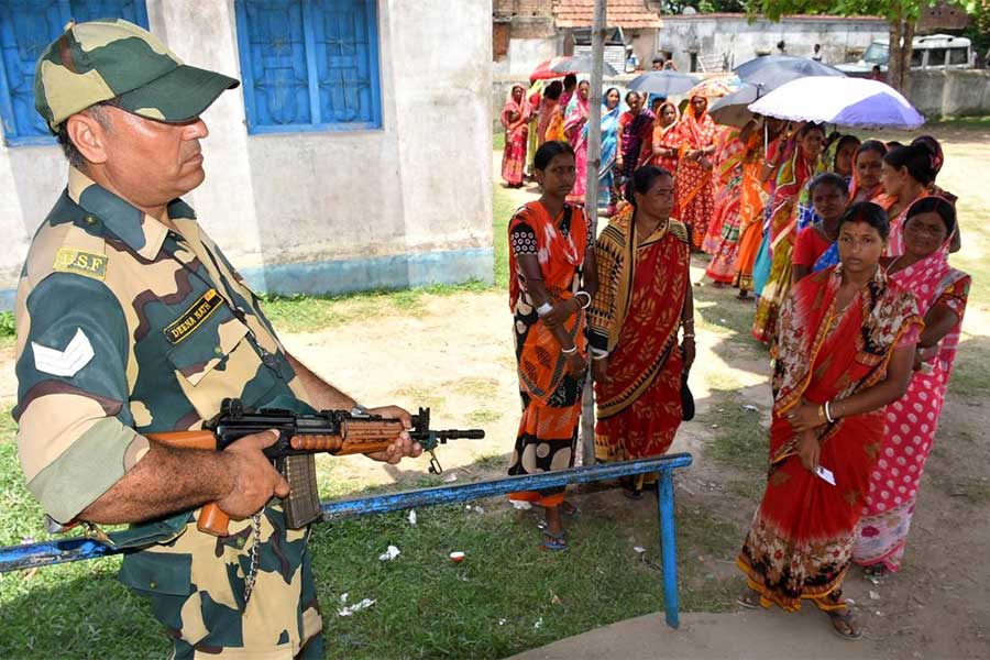 করা নিরাপত্তা গঙ্গাজলঘাটীর বড়লালপুর প্রাথমিক বিদ্যালয়ের বুথে।