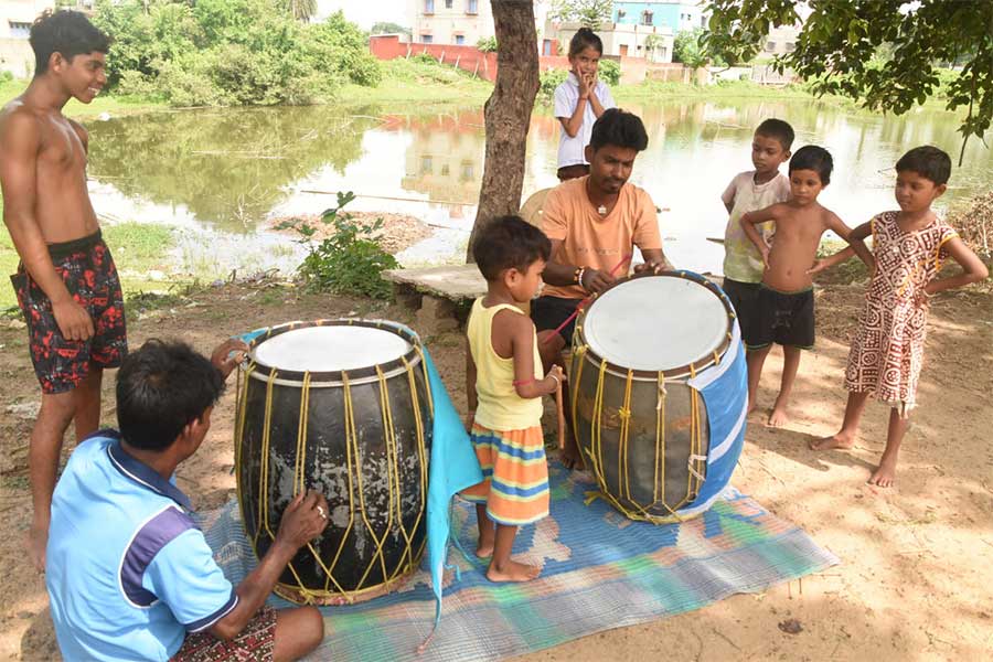 ডাক পাওয়ার আশায়: মেরামত করে নিচ্ছেন বাদ্যযন্ত্র। সোমবার দুর্গাপুরের নডিহা আনন্দপুর গ্রামে। ছবি: বিকাশ মশান