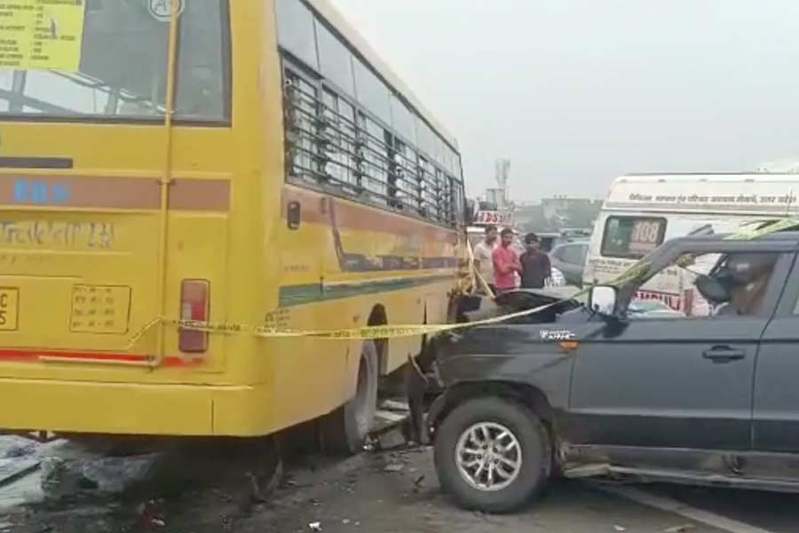 School bus accident in Delhi Meerut Expressway kills 6 people.