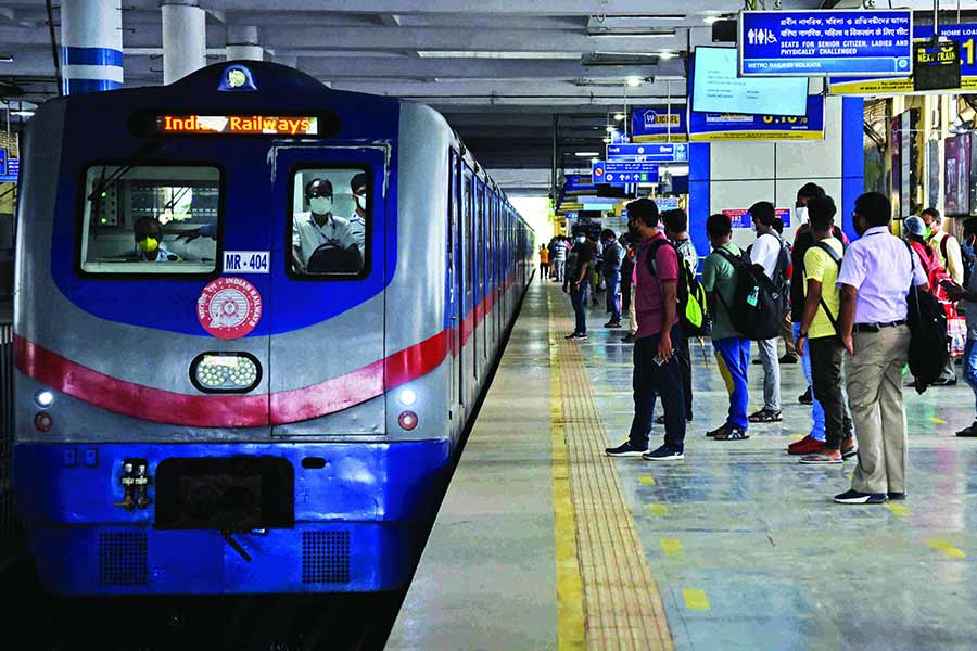 A Life saved for alertness of a motorman of Kolkata Metro in mG Road station 