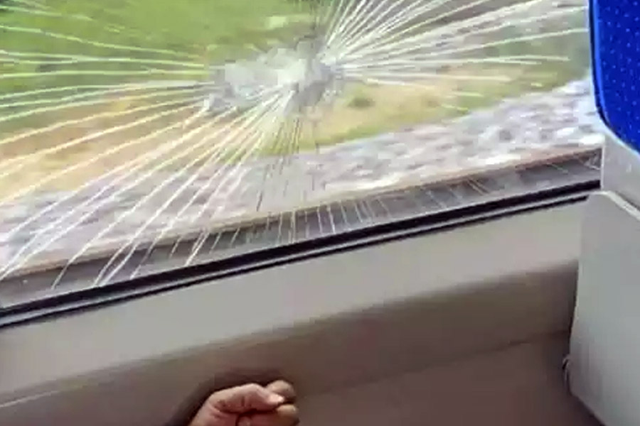 Image of broken glass in Vande Bharat Express