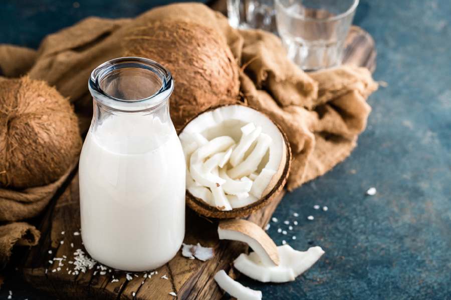 ভিটামিন ই, ফ্যাটি অ্যাসিড ও প্রোটিনের পরিমাণ বেশি থাকায় নারকেলের দুধ ব্যবহার করলে ত্বকের জেল্লা বাড়ে।