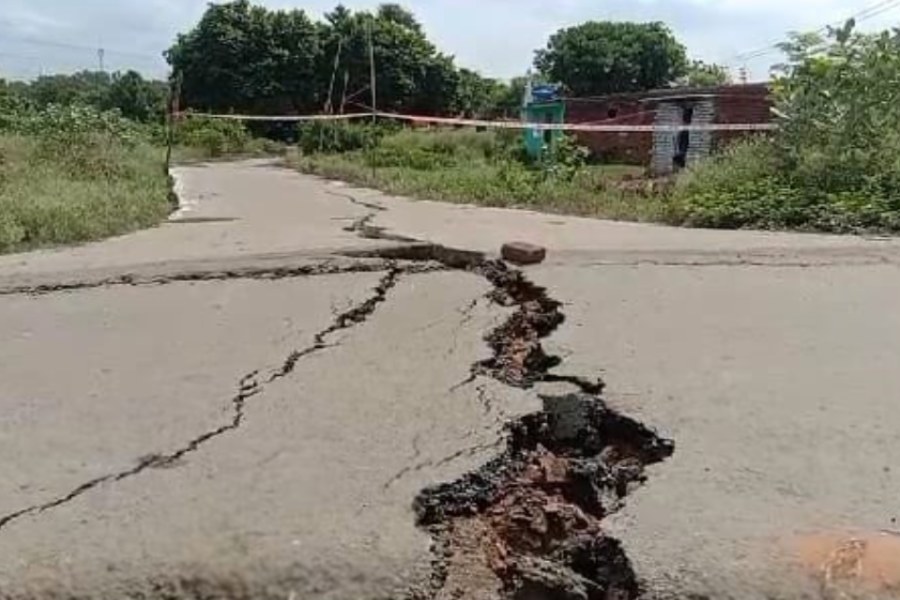 wide crack on the road creates panic among the locals of West Bardhaman\\\\\\\\\\\\\\\'s Kulti 