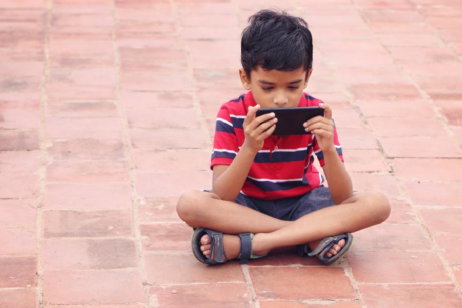 শিশুর স্মার্টফোনের আসক্তি কাটাতে আপনাকে ওর জন্য সময় বার করতে হবে। 