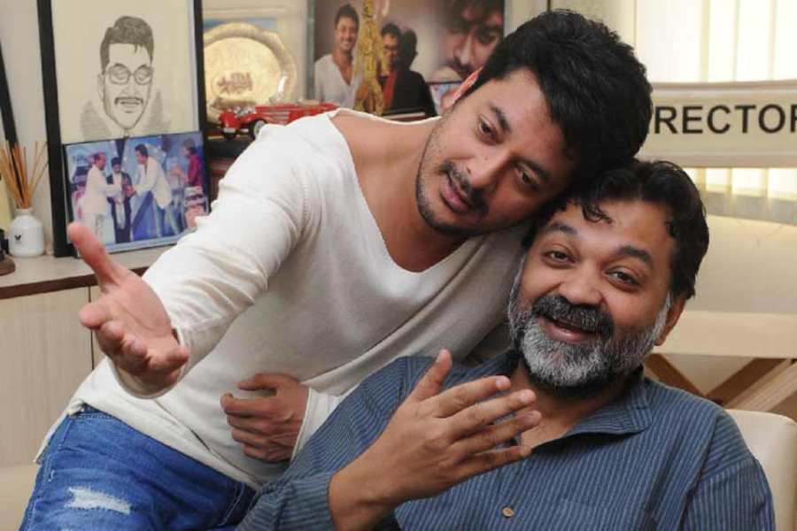Glimpses of Tollywood actor and director duo Srijit Mukherji and Jisshu Sengupta’s jamming session 